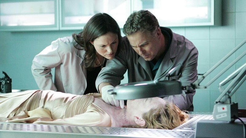 Sara (Jorja Fox) und Grissom (William Petersen) untersuchen den Tod von Charlotte Sommerville (Blake Lindsley, lieg.), die gekreuzigt in einer Kirche aufgefunden wurde. Als sich herausstellt, dass das Opfer schwanger war, überschlagen sich die Ereignisse … – Bild: TVNOW /​ CBS