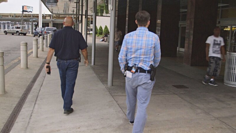 Drei Männer auf der Straße – Bild: Crime + Investigation /​ A+E Networks