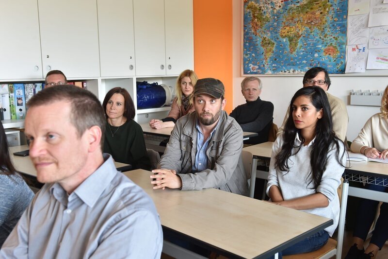 Nicht ahnend, dass die Lehrerin gleich einen entlarvenden Aufsatz des Töchterchen vorlesen wird: Christian Ulmen (3.v.l.) und seine Ex-Frau Collien Ulmen-Fernandes (2.v.r.) … – Bild: maxdome /​ ProSieben /​ André Kowalski