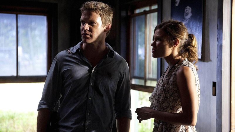 Wer hat Ben Pershing umgebracht? Jim (Matt Passmore) und Callie (Kiele Sanchez) suchen nach Spuren, die sie zu dem Täter führen. – Bild: TVNOW