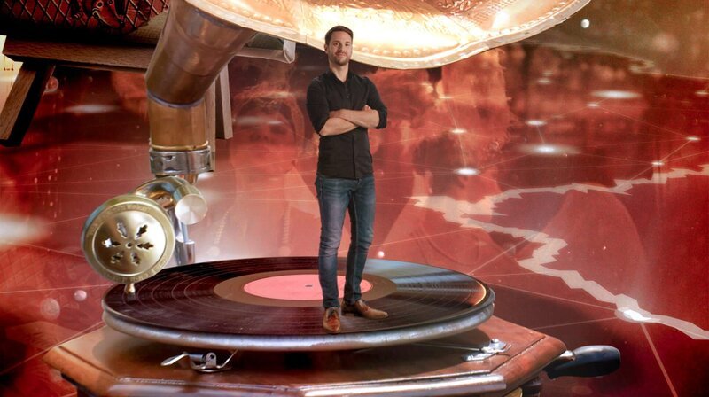Heißer Jazz, wilde Partys, Temporausch – das ist der Mythos der „Goldenen Zwanziger“. Aber wie sieht es hinter der schillernden Fassade aus? Mirko Drotschmann geht auf Zeitreise in ein Schlüsseljahrzehnt der deutschen Geschichte. – Bild: phoenix/​ZDF/​Julian Balducci