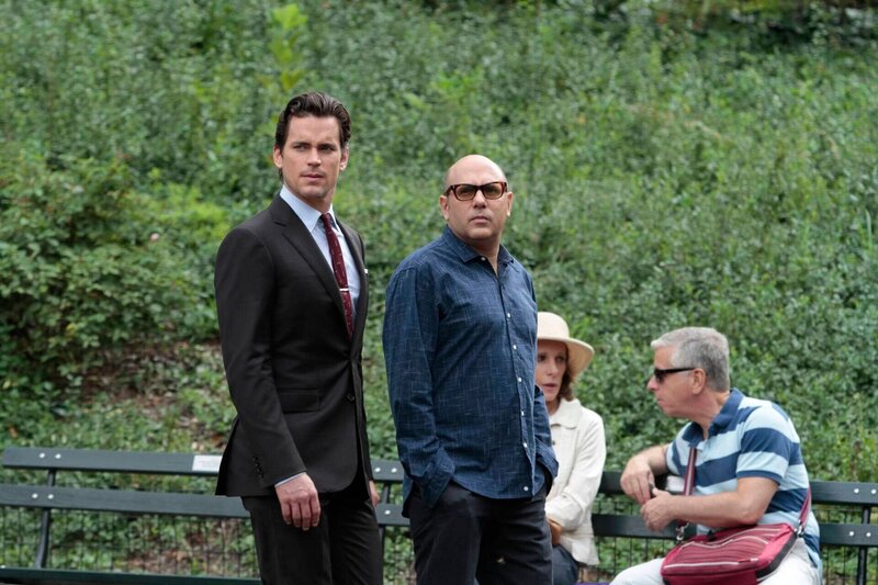 L-R: Neal Caffrey (Matthew Bomer) und Mozzie (Willie Garson) – Bild: USA Network /​ David Giesbrecht/​USA Network /​ Episodic /​ 2013 USA Network Media, LLC
