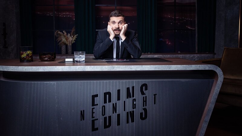 Edin Hasanovic am Schreibtisch seines Late-Night-Studios für „Edins Neo Night“ – Bild: ZDF und Ben Knabe