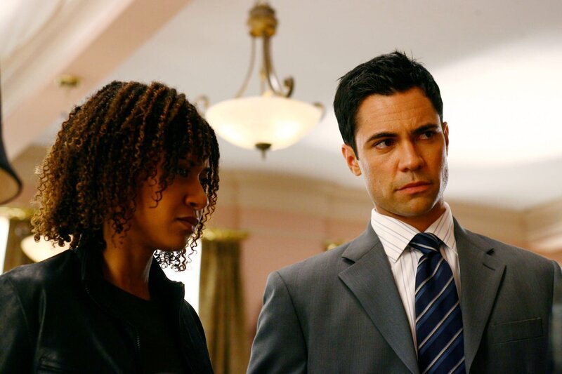 Auf Spurensuche: Kat Miller (Tracie Thoms, l.) und sein Kollege Scott Valens (Danny Pino, r.) … – Bild: Turner /​ © Warner Bros. Entertainment Inc.