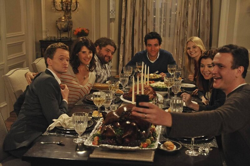 Blitzgiving: (v.l.n.r.) Barney (Neil Patrick Harris), Robin (Cobie Smulders), Blitz (Jorge Garcia), Ted (Josh Radnor), Zoey (Jennifer Morrison), Lily (Alyson Hannigan) und Marshall (Jason Segel) … – Bild: 20th Century Fox International Television Lizenzbild frei