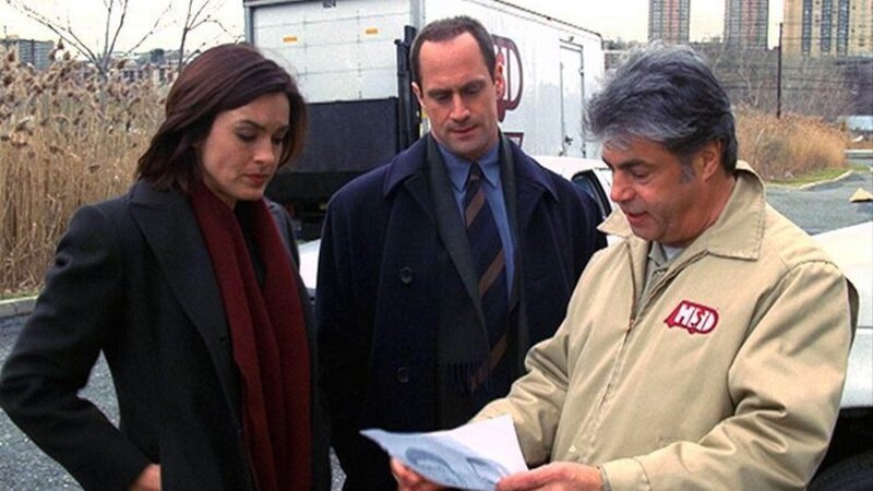 Die Detectives Benson (Mariska Hargitay) und Stabler (Christopher Meloni) befragen den ersten Zeugen, Stan Bosick (Vincent Guastaferro), und zeigen ihm Phantombilder der vermeintlichen Täter. Ob er Licht ins Dunkel bringen kann? – Bild: RTL