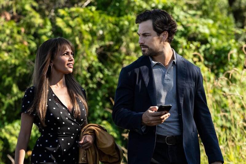 Max Mitchell (Vanessa Morgan, l.); Cole Ellis (Giacomo Gianniotti, r.) – Bild: Vancon S1 Productions BC Inc. /​ Vancon S1 ON Inc. /​ Ed Araquel