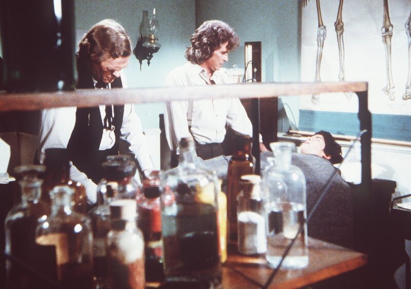 Charles (Michael Landon, M.) erfährt von Dr. Baker (Kevin Hagen, l.), dass sein Sohn Albert (Matthew Laborteaux, r.) bei einem Unfall einen komplizierten Bruch erlitten hat. – Bild: Worldvision