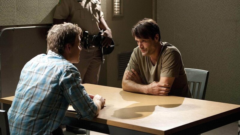 Jim (Matt Passmore. li.) wurde vom Tennislehrer Conner Burris (Sam Ball) überfallen, als er das Büro des Ermordeten untersuchte. – Bild: TVNOW