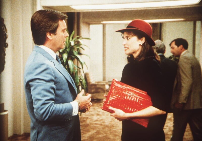 Jonathan (Robert Wagner, l.) trifft in seinem Unternehmen Robin (Mimi Rogers, r.) wieder, die er am Abend zuvor durch Zufall kennengelernt hatte … – Bild: Columbia Pictures