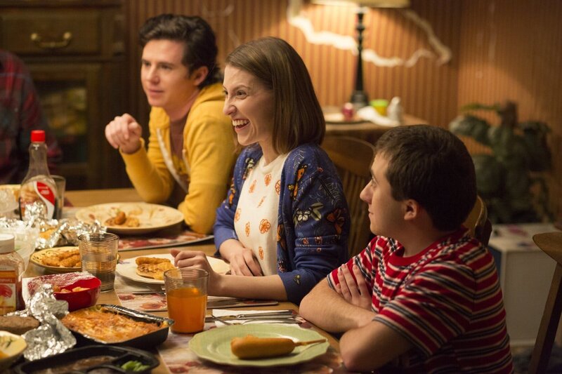 (v.l.n.r.) Axl (Charlie McDermott); Sue (Eden Sher); Brick (Atticus Shaffer) – Bild: HBOH