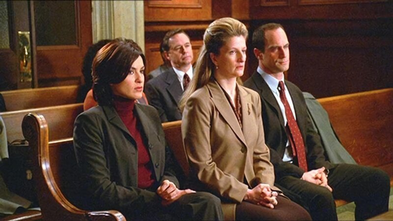 Victoria Kraft (Judith Hawking, M.) wurde vor fünf Jahren vergewaltigt. Für die Detectives Benson (Mariska Hargitay) und Stabler (Christopher Meloni) beginnt ein Wettlauf mit der Zeit, da die Verjährungsfrist bald abläuft. – Bild: RTL NITRO