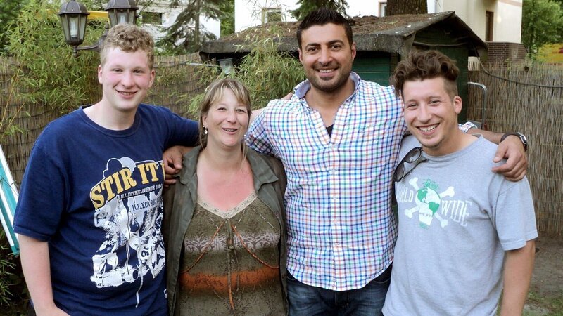 Im Februar 2012 stirbt Familienoberhaupt Thomas im Alter von nur 48 Jahren an Speiseröhrenkrebs. Wirklich trauern konnten Katrin, Karim und Mike aber noch nicht, sie haben einfach keine Zeit dafür. Neben den Restbeständen geschlossener Filialen ihres Raumausstattungs-Unternehmens wurde auch Thomas’ private Sammlung immer größer. Diese Bestände gilt es jetzt zu verkaufen. Der Trödeltrupp eilt zur Hilfe. – Bild: RTL II