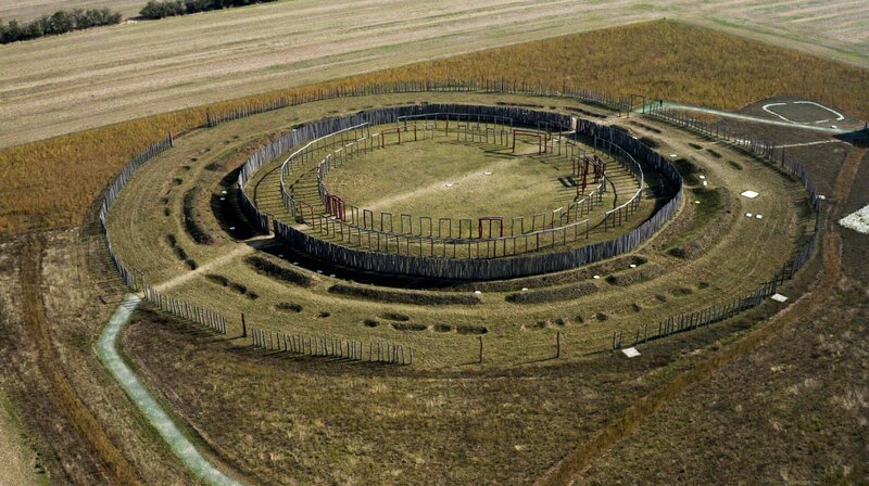 Ausgrabungen in Pömmelte in der Magdeburger Börde brachten einen komplexen Ritualort ans Licht, der detailgetreu rekonstruiert wurde. – Bild: phoenix/​ZDF/​Marc Riemer