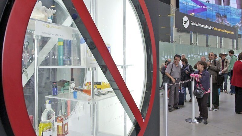 Viele Passagiere versuchen verbotene Produkte durch die Kontrolle zu schmuggeln. – Bild: n-tv