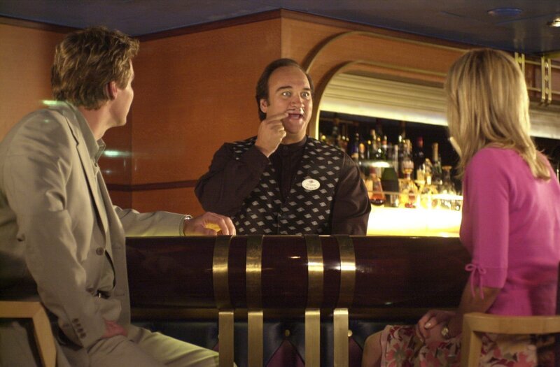 Das Verhältnis zwischen Cheryl (Courtney Thorne-Smith, r.) und ihrem Werbespot-Ehemann Ted (Ingo Rademacher, l.) wird immer enger – sehr zum Missfallen von Jim (Jim Belushi, M.) … – Bild: Disney