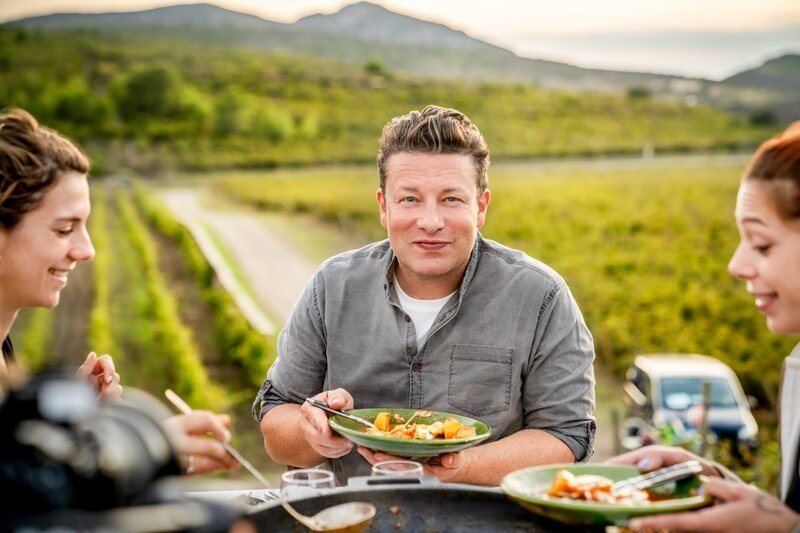 Jamie Oliver (M.) – Bild: ORF/​Fremantle/​© 2022 Jamie Oliver Enterprises Ltd/​Chris Terry