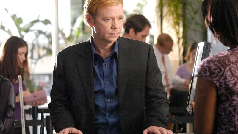 Nach der Befreiung von Clavo Cruz aus dem Gerichtsgebäude macht sich Horatio (David Caruso) auf die Suche nach seinem alten Widersacher, der bei seiner Flucht eine Gerichtsangestellte als Geisel genommen hat. – Bild: SUPER RTL