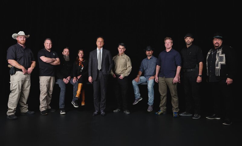 Kaleb Bench (l.), Kandus Linde (4.v.l.), Tom Lewis (3.v.l.), Bryant ‚Dragon‘ Arnold (2.v.r.), Travis Taylor (3.v.r.), Thomas Winterton (4.v.r.), Eric Bard (5.v.r.), Brandon Fugal (5.v.l.), Jim Morse (r.) und Cameron Fugal (2.v.l.) – Bild: aeboxlinkA /​ © THE HISTORY CHANNEL /​ Prometheus Entertainment /​ Jason_Shook