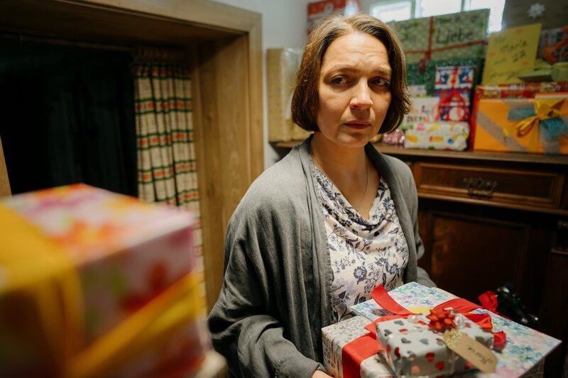 Wie jedes Jahr hat Friederike Neumeister (Barbara Romaner) für ihre spurlos verschwundene Tochter ein Geschenk gekauft. – Bild: ZDF und Hendrik Heiden