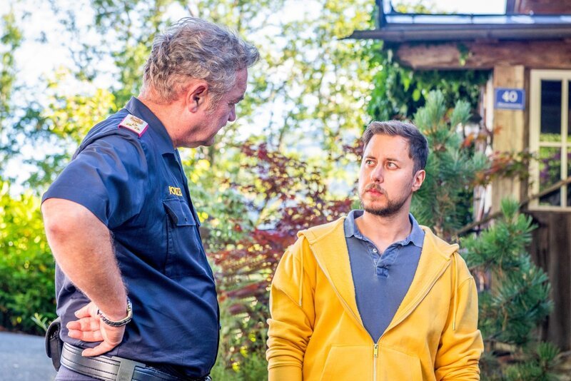 Auch Gustav Brunner (Wolfgang Rauh, r.), ein Freund der Chefs von Andrea De Rossi, kann sich ihren Tod nicht erklären. Ob Kroisleitner (Ferry Öllinger, l.) herauskriegt, ob die Tote auch ihm den Kopf verdreht hat? – Bild: ZDF und Stefanie Leo