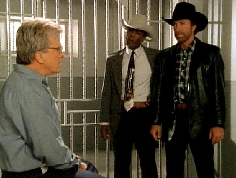 Woodrow Wilton (Leo Burmester, li.) ist wegen Mordes zum Tode verurteilt worden. Walker (Chuck Norris, re.) und Trivette (Clarence Gilyard, Mi.) glauben, daß er den wahren Mörder kennt und deckt, weil er bedroht wird. – Bild: RTL II