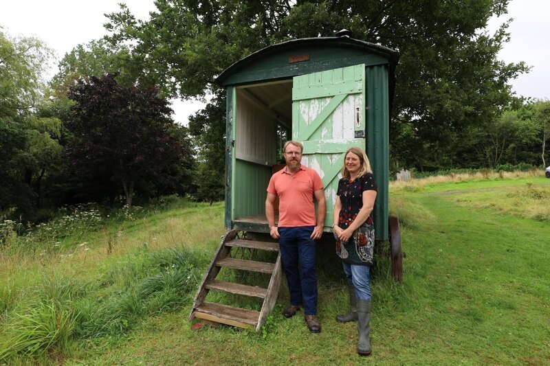 Liam und Hannah vor ihrem Schäferwagen. – Bild: RTL /​ Plimsoll Productions Ltd
