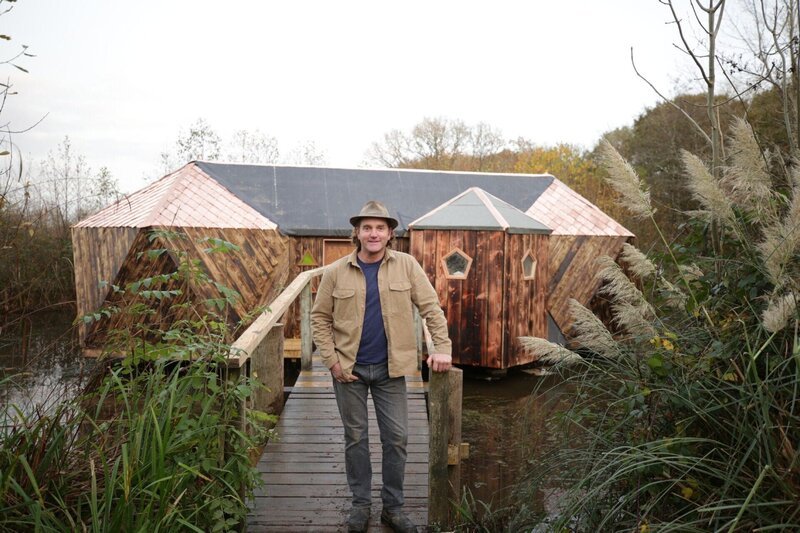 Simon Parfett vor Faiths Geodome – Bild: RTL /​ ® Plimsoll Productions Ltd