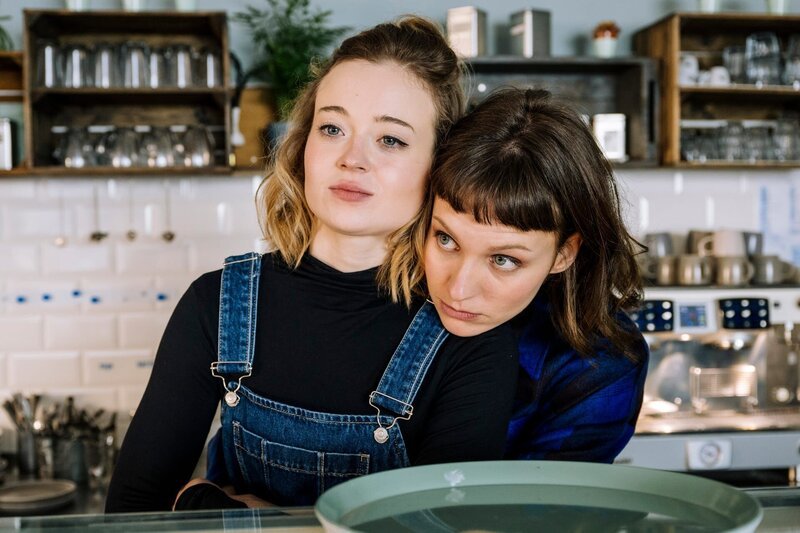 Maren Hofstätter (Maditha Dolle, r.) führte vor ihrem Tod eine offene Beziehung mit Jale Krüger (Linda Belinda Podszus, l.). – Bild: ZDF und Martin Rottenkolber