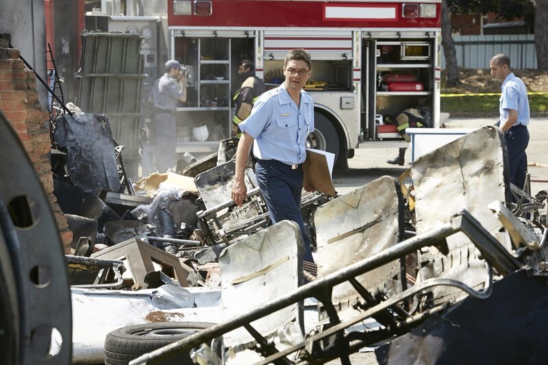 Kurz nach dem Start stürzt der TAM Flug 402 in ein Wohngebiet. Alle 95 Insassen und drei Menschen auf dem Boden sterben. Der brasilianische Ermittler Carlos Da Conceicao (Daniel Della Penna, M.) deckt schließlich zusammen mit seinen Kollegen aus den USA eine Reihe von technischen und menschlichen Fehlern auf … – Bild: PLURIMEDIA (Cineflix International Media/​Ian Watson)