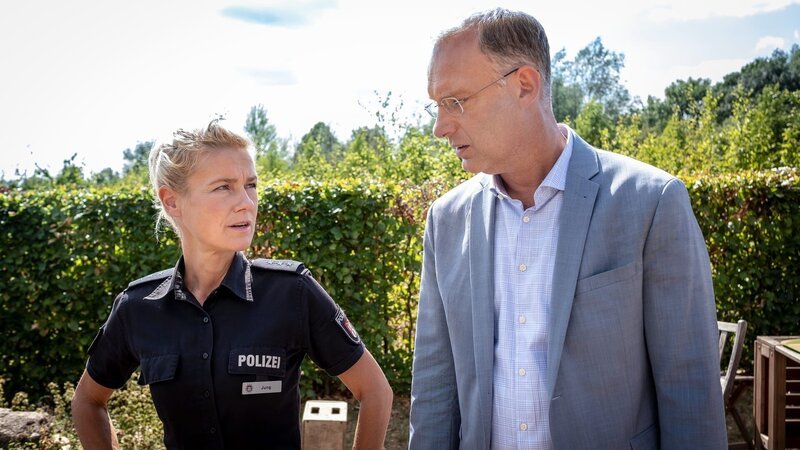 Martin Brümmer (Christian Mock) erklärt Franzi (Rhea Harder-Vennewald), dass es nicht seine Absicht war, Bernd Vogt niederzuschlagen. – Bild: ZDF und Boris Laewen (bola)