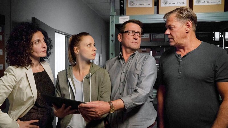 (v.l.n.r.) Dr. Hilke Zobel (Proschat Madani); Nina Weiss (Julia E. Lenska); Lars Englen (Ingo Naujoks); Finn Kiesewetter (Sven Martinek) – Bild: Degeto Film GmbH | OneGate Media GmbH Lizenzbild frei