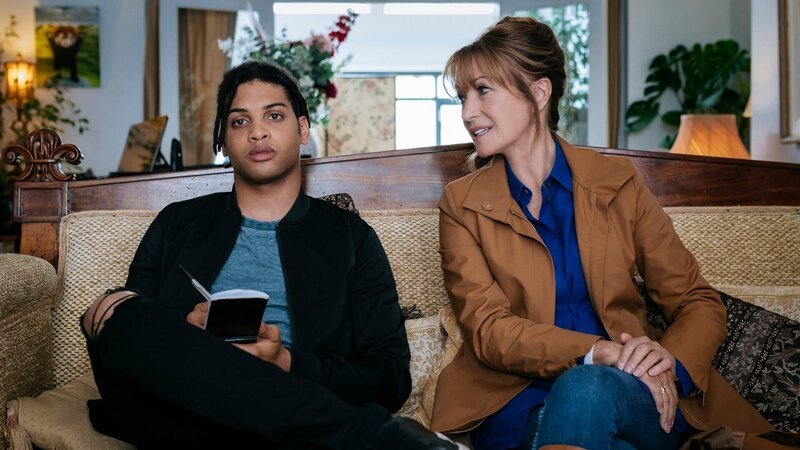 Fergus (Rohan Nedd) hat ohne Harrys (Jane Seymour) Wissen eine gemeinsame Detektei gegründet. Nun findet sie sich auf dem Sofa ihrer ersten richtigen Klientin wieder. – Bild: ZDF und Szymon Lazewski/​Zoe Productions DAC/​AcornTV