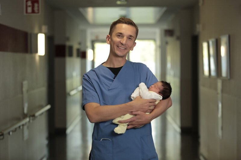 Bei einer Geburt müssen Mütter und ihre kleinen Babys Unglaubliches leisten. „PUR+“-Moderator Eric Mayer durfte auf einer Geburtenstation das Wunder einer Geburt miterleben. – Bild: ZDF und Anabel Münstermann