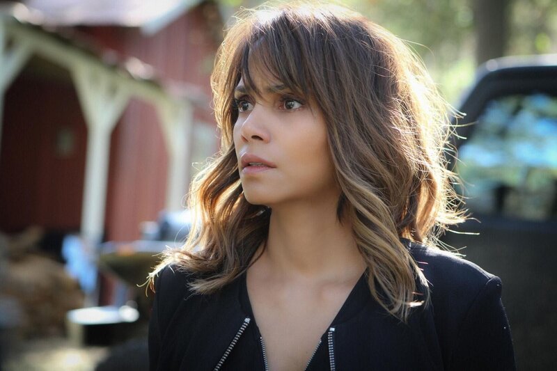 Molly (Halle Berry) soll dabei helfen, einen Virus zu erarbeiten, der die Alien tötet, aber der Menschheit nicht schadet. – Bild: CBS Broadcasting Inc. /​ Sonja Flemming