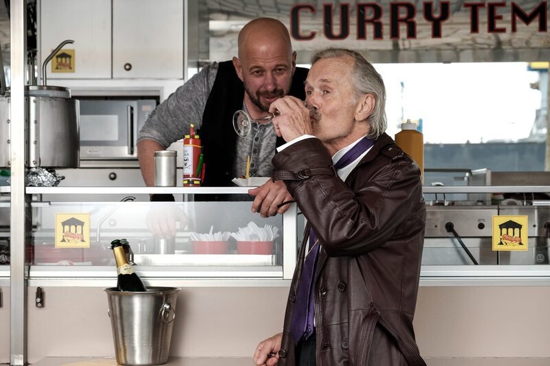 Dandy Hartmann (Heinrich Giskes) besucht seinen alten Freund Schipcke (Thomas Balou Martin) an dessen Currywurstbude. – Bild: ZDF und Marion von der Mehden