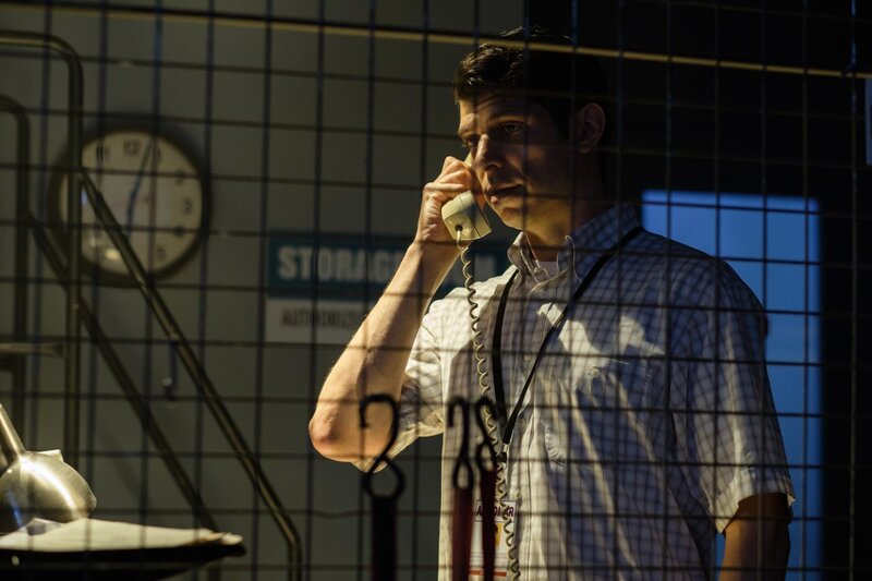 Etobicoke, Ontario – Ein Angestellter einer Fluggesellschaft erhält Anweisungen über Änderungen, die am Beladeverfahren für Fine Air Flug 101 aufgrund eines Flugzeugwechsels vorgenommen werden müssen. Um die Sicherheit des Fluges zu gewährleisten, müssen 1.000 Pfund Fracht entfernt werden. Stunden später stürzt die DC-8 nach dem Abheben von der Landebahn des Miami International Airport ab. Die Ermittler stellen fest, dass die 1.000 Pfund Fracht nie entfernt wurden. – Bild: National Geographic