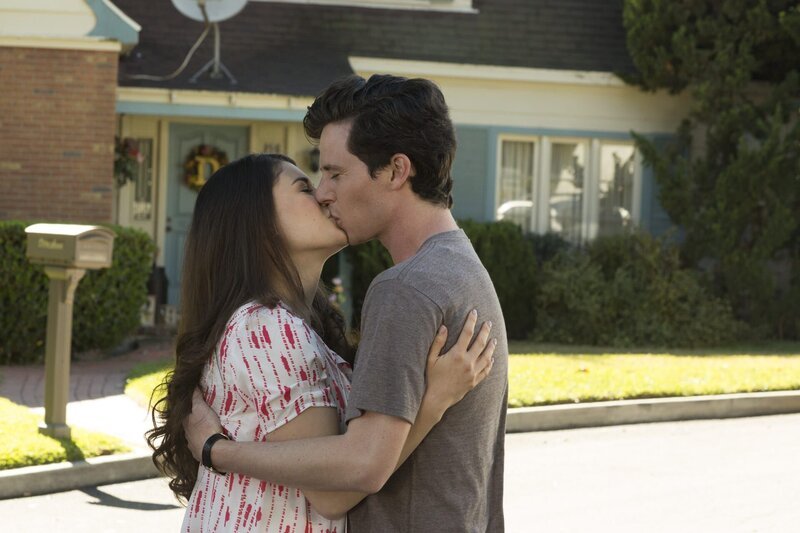 L-R: Lexie Brooks (Daniela Bobadilla) und Axl Heck (Charlie McDermott) – Bild: Michael Ansell