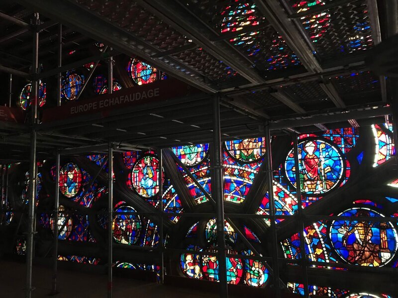 Ein Teil der Südrosette ist hinter einem Gerüst während der Restaurierungsarbeiten an Notre Dame in Paris zu sehen. Hunderte von Arbeitern sind in einem ehrgeizigen Wettlauf, um dieses mittelalterliche Meisterwerk rechtzeitig für die für 2024 geplante große Wiedereröffnung zu restaurieren. – Bild: National Geographic