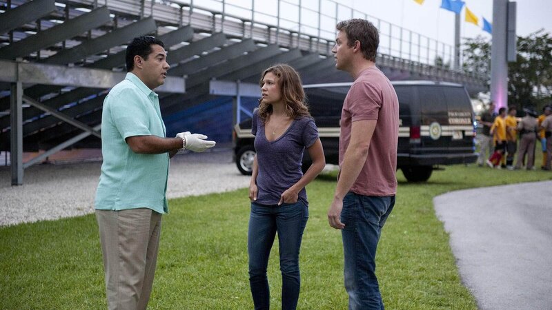 Carlos (Carlos Gomez), Callie (Kiele Sanchez) und Jim (Matt Passmore) spekulieren über den Tod von Coach Ryan. – Bild: TVNOW