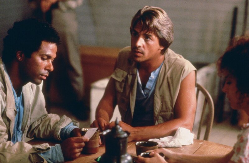 Sgt. Sonny Crockett (Don Johnson) und Sgt. Ricardo Tubbs (Philip Michael Thomas) bewachen Joey Bramlett, der Kronzeuge in einem Prozess gegen einen Drogenschmuggler ist. – Bild: RTL Crime