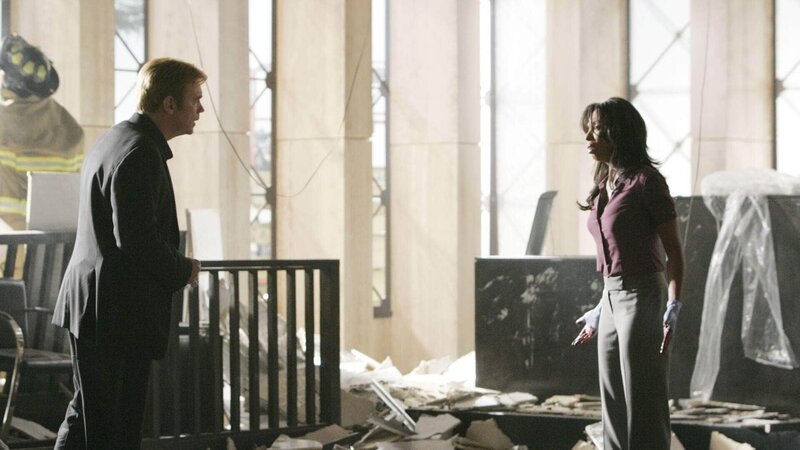 Horatio Caine (David Caruso) und Alexx Woods (Khandi Alexander) diskutieren über den vorliegenden Fall. Wer hat die junge Frau wirklich ermordet und vor allem warum? – Bild: MG RTL D /​ CBS