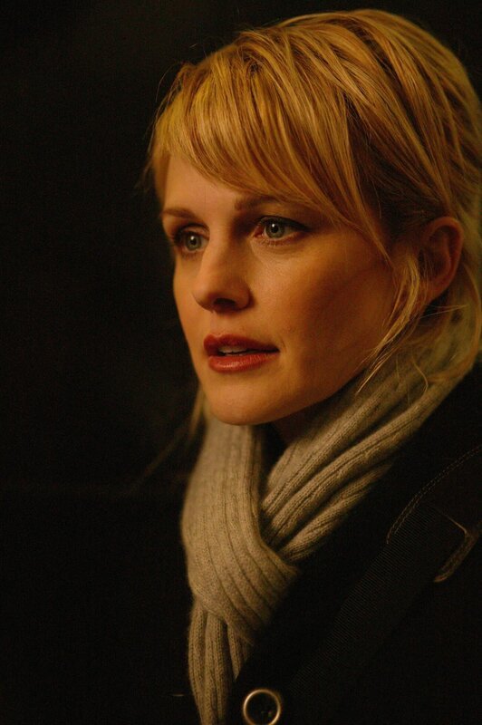 Ein ungelöster Fall aus dem Jahre 1993 bereitet Det. Lilly Rush (Kathryn Morris) Kopfzerbrechen … – Bild: Warner Bros. Television Lizenzbild frei