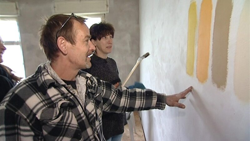 Jürgen und Gretel haben schon einiges geschafft. Der Flur und das Tonstudio sind fertig. Doch Gretel fehlt zum völligen Glück in ihrem Schnäppchenhaus noch ein schöner Eingangsbereich. – Bild: RTL Zwei