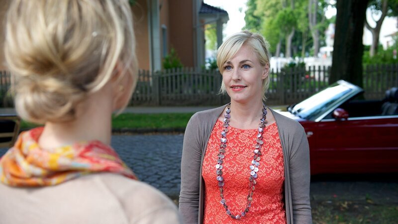 Leena (Li Hagman, r.) begibt sich in der Rolle einer eifersüchtigen Ehefrau auf Undercover-Mission, um die Agentur und deren Leiterin Monika Gerstenberg (Catherine Flemming, l.) unter die Lupe zu nehmen. – Bild: ZDF und Marc Meyerbröker
