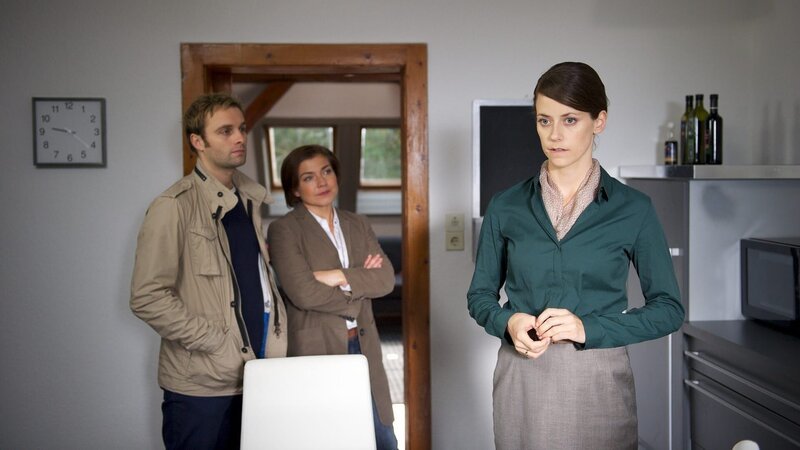 Auch Patricia Rösler (Anja Knauer, r.) behauptet gegenüber den Ermittlern Nils Theede (Jonas Laux, l.) und Katrin Börensen (Claudia Schmutzler, M.), dass ihr Mann sich nie gewalttätig verhalten habe. Doch wäre das nicht eine Erklärung für ihre scheinbar fehlende Trauer? Hat sie sich von ihrem Peiniger befreit? – Bild: ZDF und Marc Meyerbröker