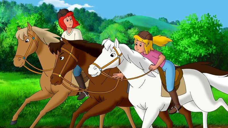 Bibi (r.) und Tina (l.) reiten auf Sabrina und Amadeus der türmenden Cleopatra hinterher. – Bild: ZDF und Kiddinx – Berlin