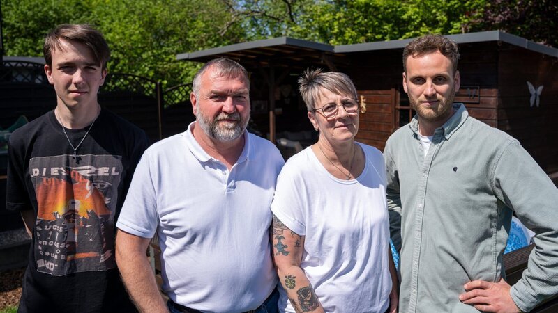 Leon Windscheid (r.) mit Familie Kelter: Von links Sohn Emil, Vater Mario und Mutter Sandra – Bild: ZDF und Marius Fuchtmann