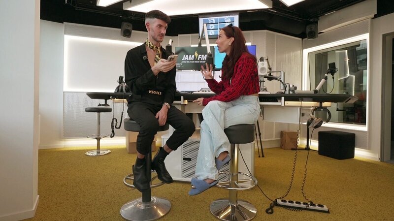 Kevin heuert als Praktikant bei einem Berliner Radiosender an, wo er von Star-Moderatorin Anna Orlova ordentlich Gegenwind kassiert.; Kevin heuert als Praktikant bei einem Berliner Radiosender an, wo er von Star-Moderatorin Anna Orlova ordentlich Gegenwind kassiert. – Bild: RTLZWEI