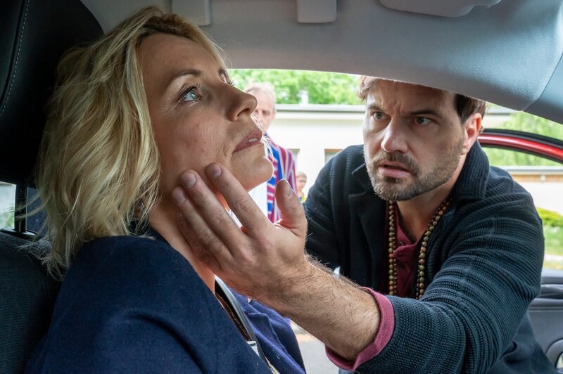 Max Listing (Simon Eckert) ist entsetzt: seine Ex-Frau Michelle (Janine Theisen) ist tot. Was ist mit ihr geschehen? – Bild: ZDF und Oliver Feist